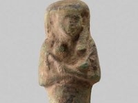 Aeg F 56  Aeg F 56, 21. Dynastie, Uschebti der Tabaketenchonsu, Roter Ton mit grünem Überzug, H 10,2 cm, B 4,0 cm, T 3,2 cm : Bestandskatalog Ägypten, Museumsfoto: Claus Cordes